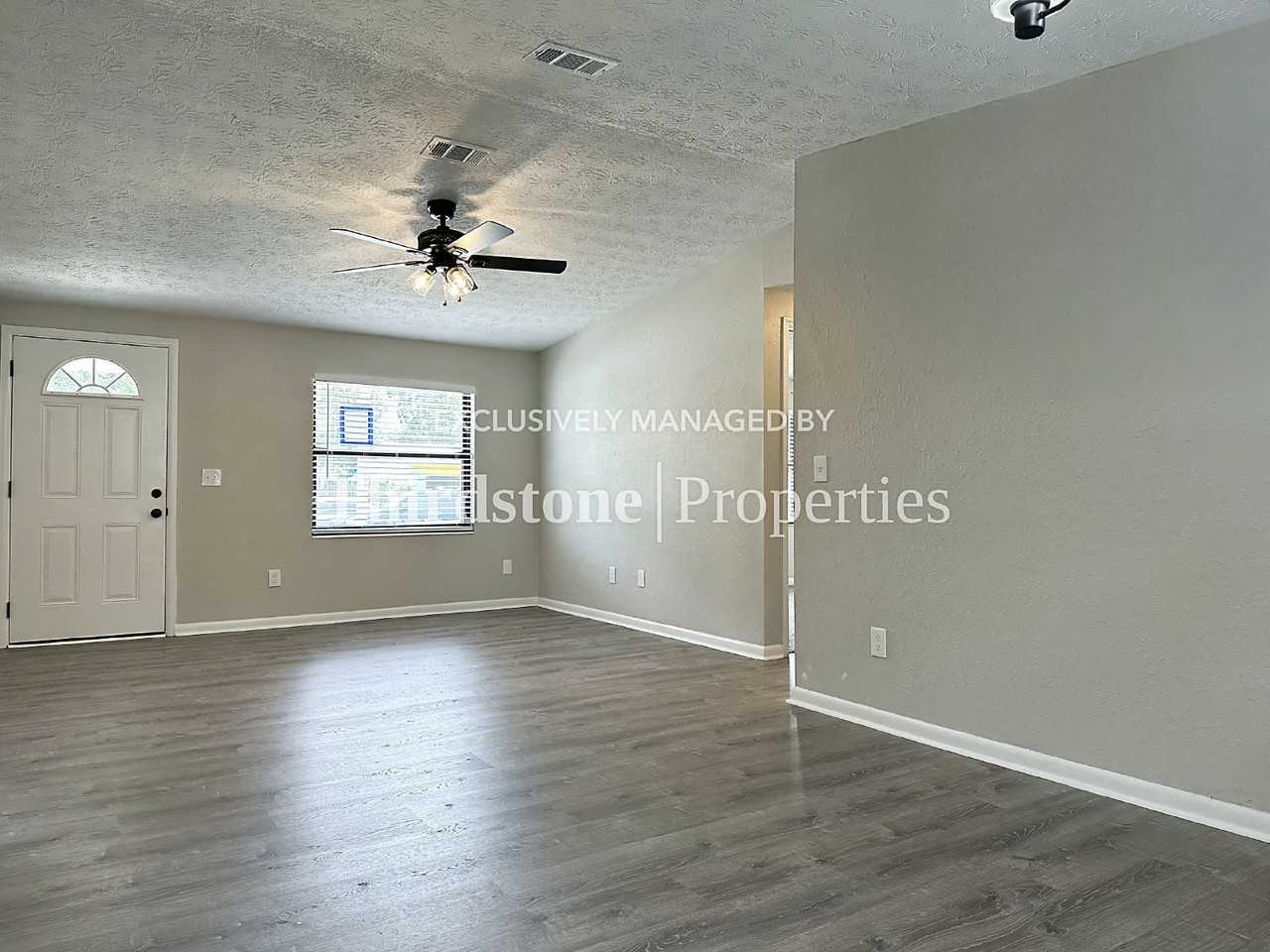 10833 Liscard Rd S - Photo 2 of 33