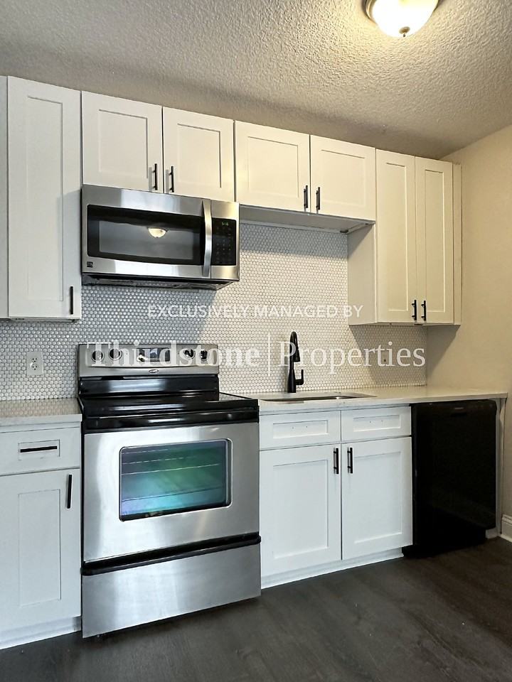 3347 Phyllis St - Photo 2 of 21