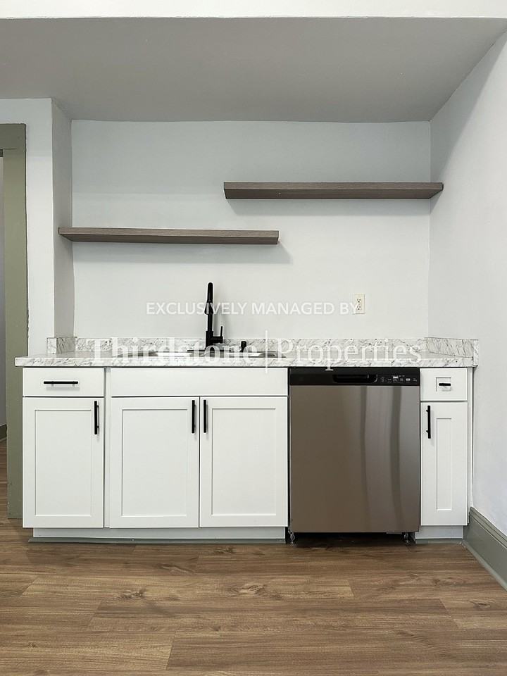 210 E 9th St - Photo 4 of 19