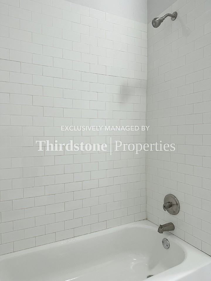 210 E 9th St - Photo 7 of 19