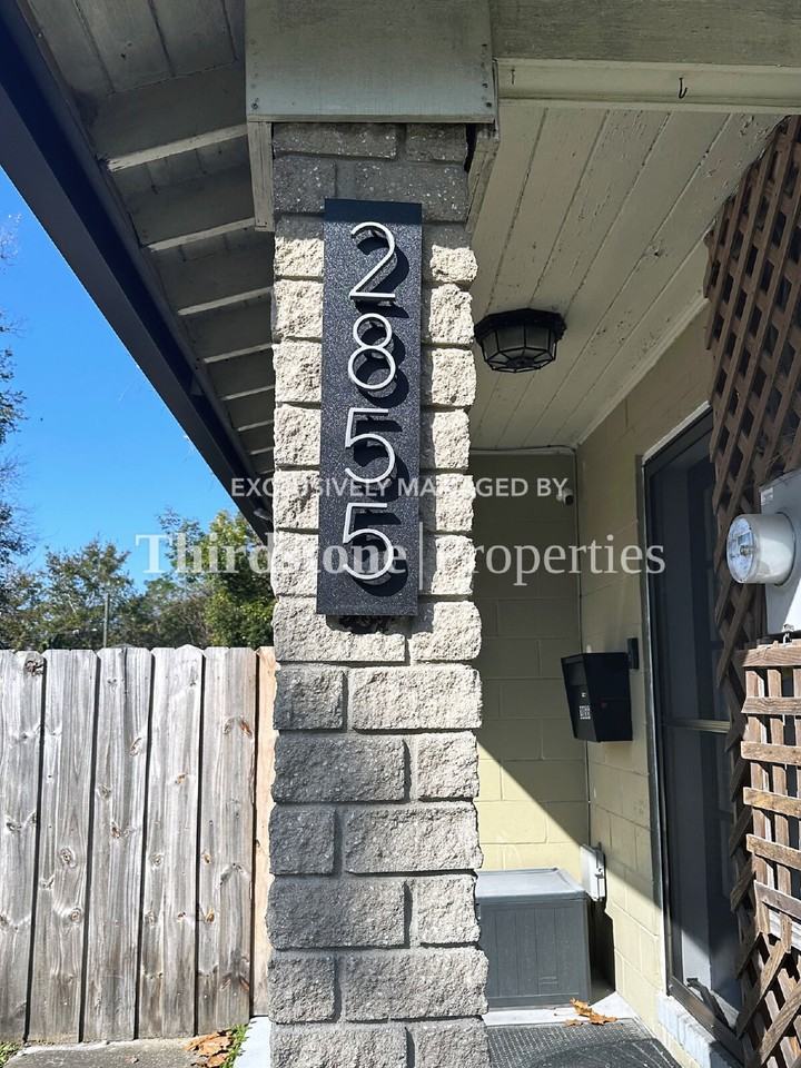 2855 Lydia St - Photo 2 of 16