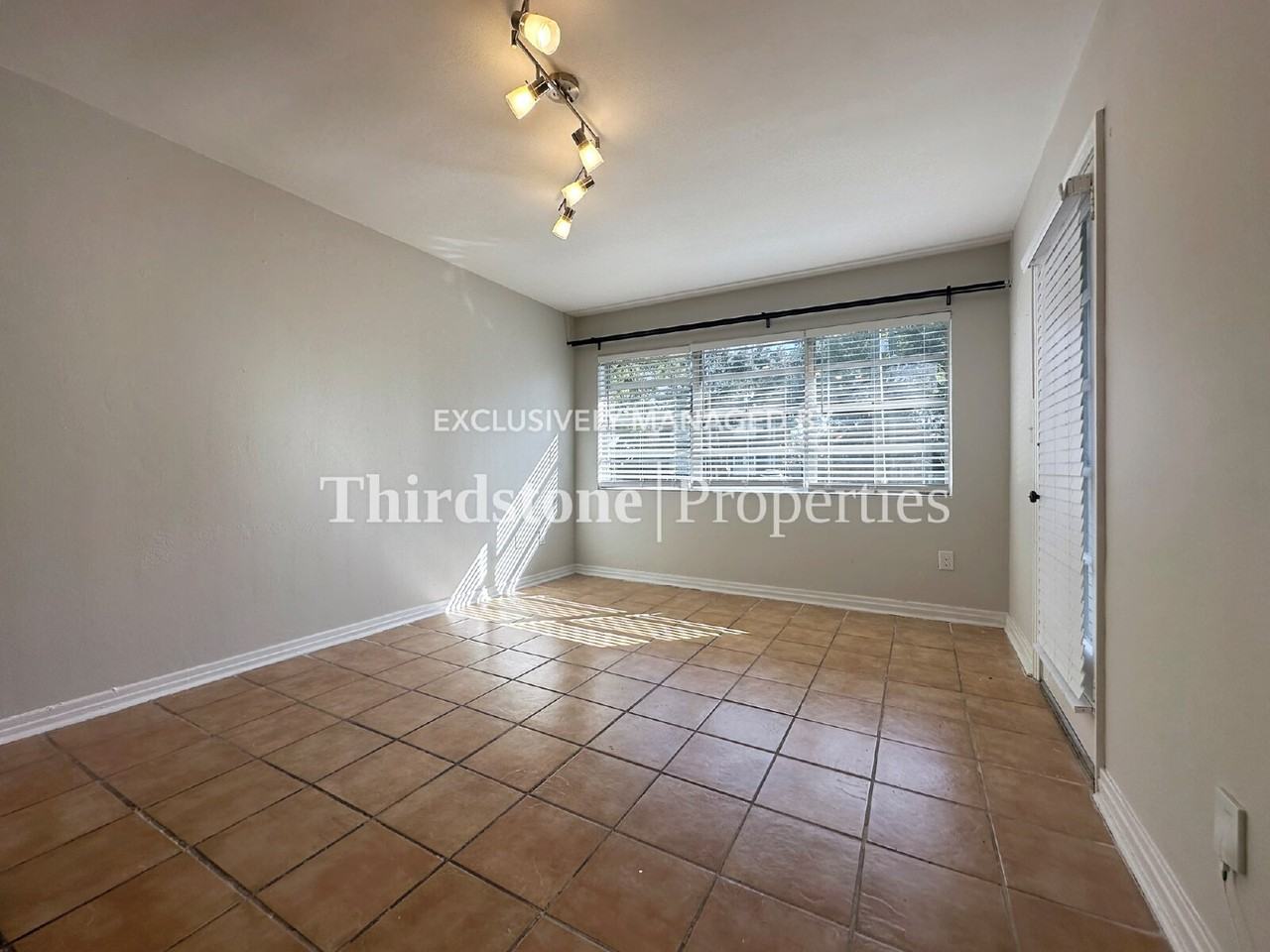 2855 Lydia St - Photo 7 of 16