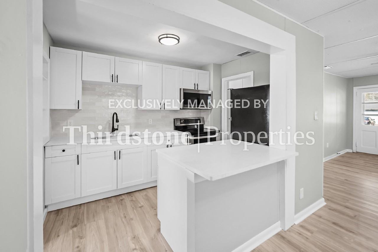 4554 Crescent St - Photo 3 of 14