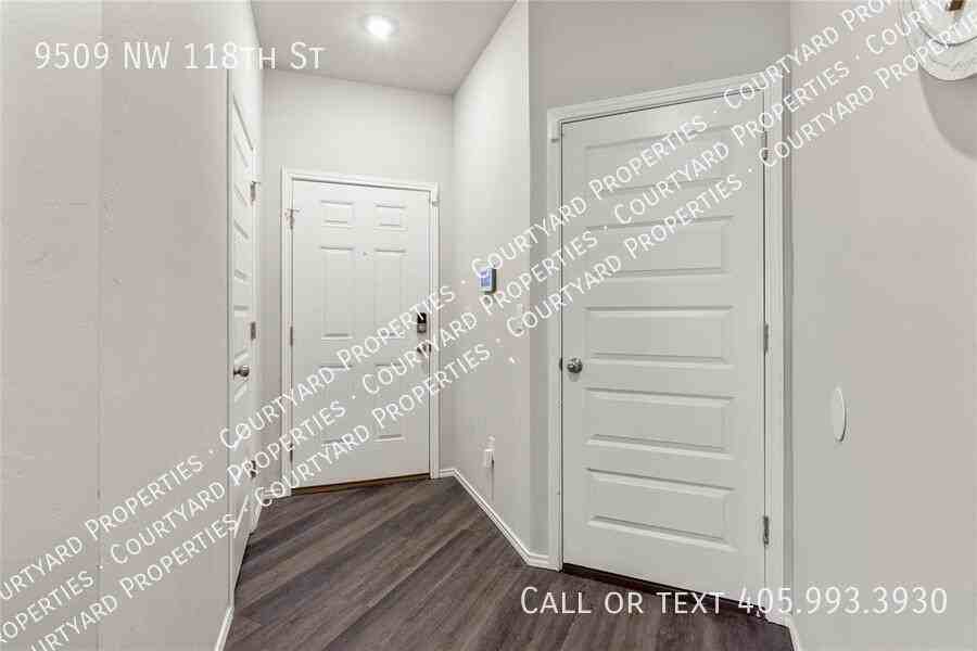 9509 Nw 118th St - Photo 5 of 34