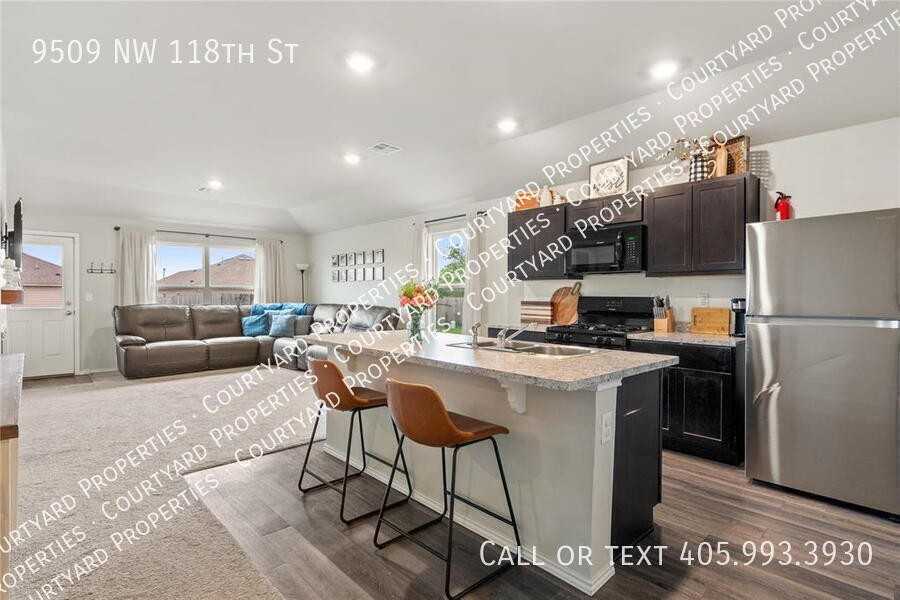 9509 Nw 118th St - Photo 6 of 34