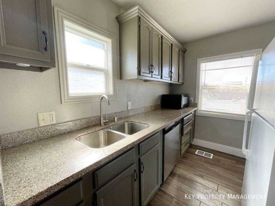 5930 Dodd St #B - Photo 4 of 11