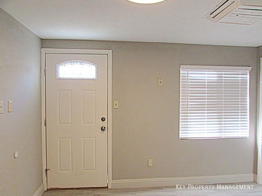 405 S 15th St #B - Photo 5 of 14