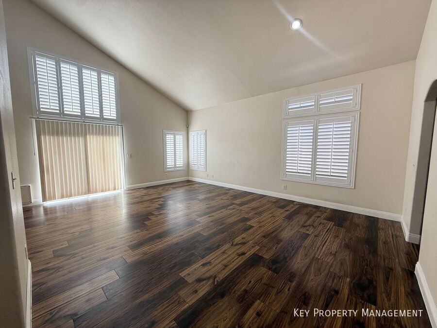 853 Dancing Vines Ave - Photo 5 of 29