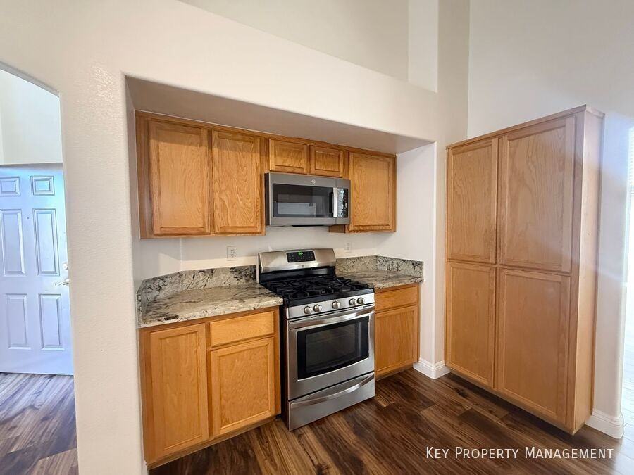 853 Dancing Vines Ave - Photo 7 of 29