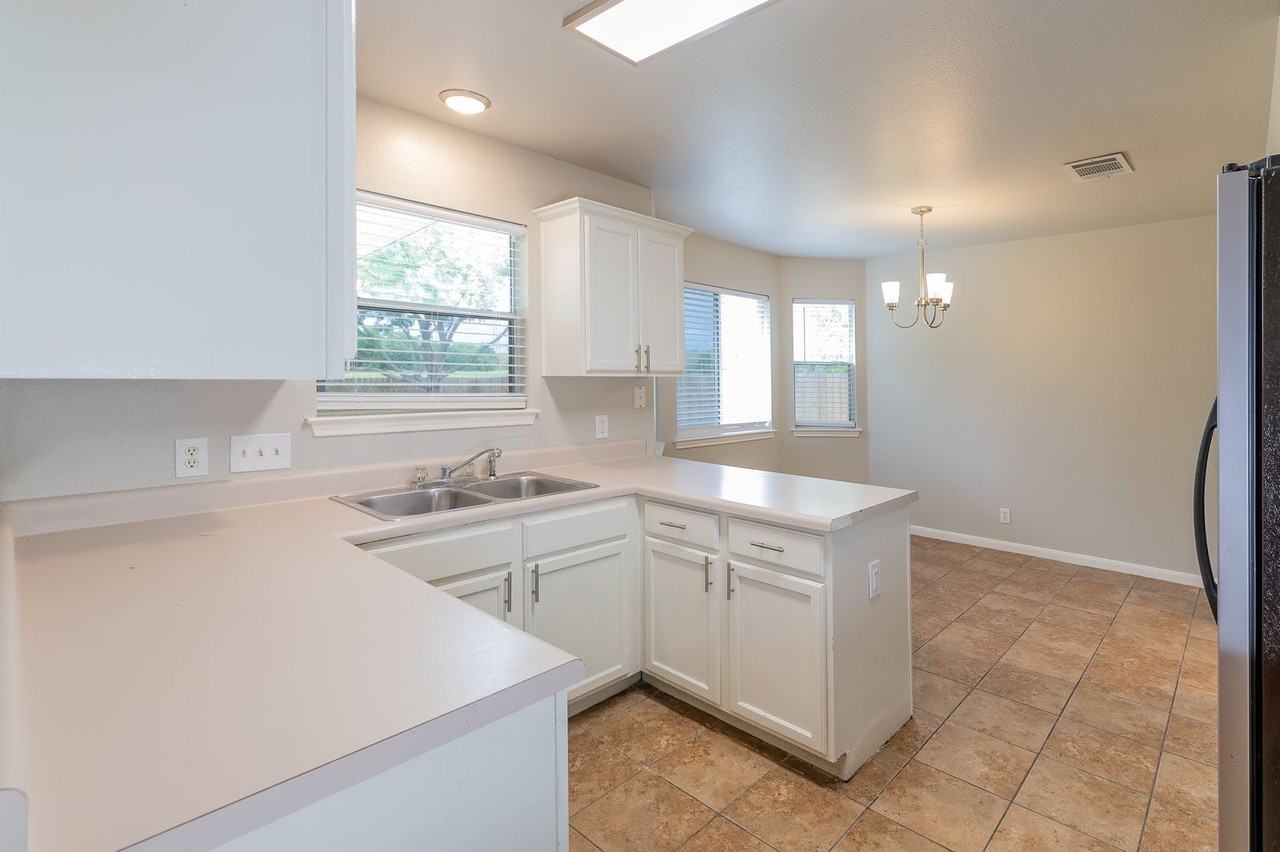 1202 Still Meadow Dr - Photo 2 of 28