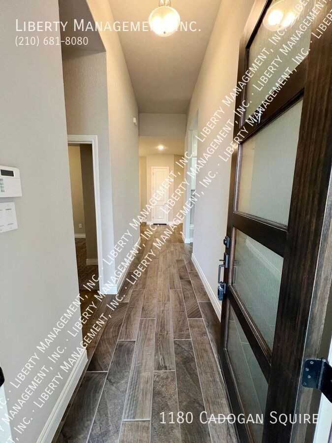 1180 Cadogan Squire - Photo 3 of 42