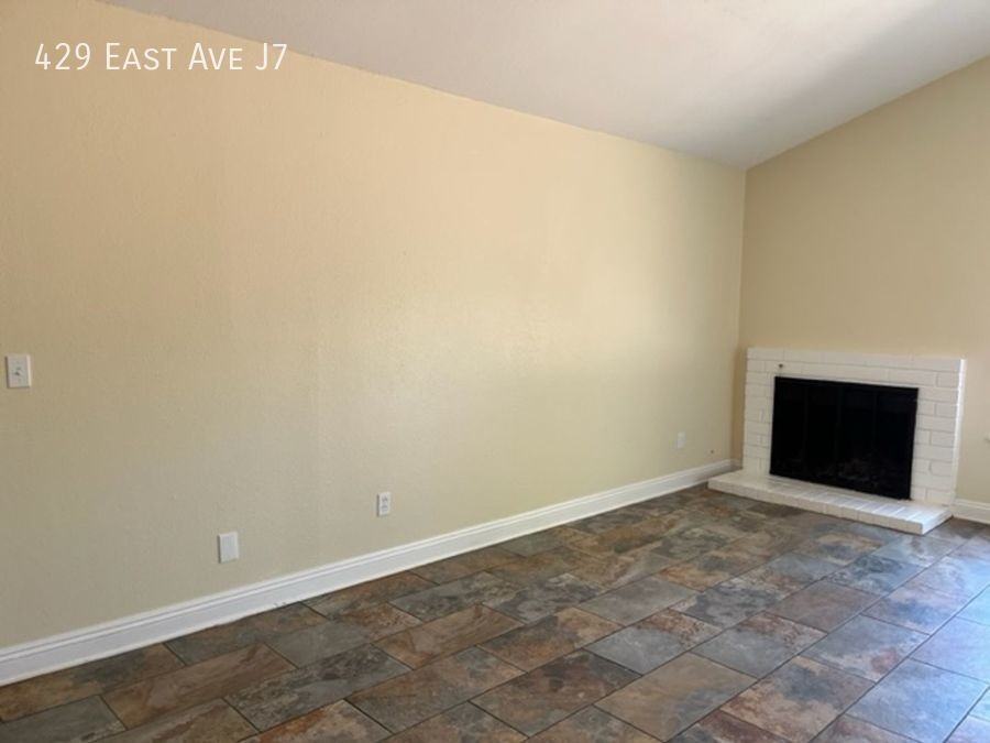 429 E Avenue J7 - Photo 2 of 26