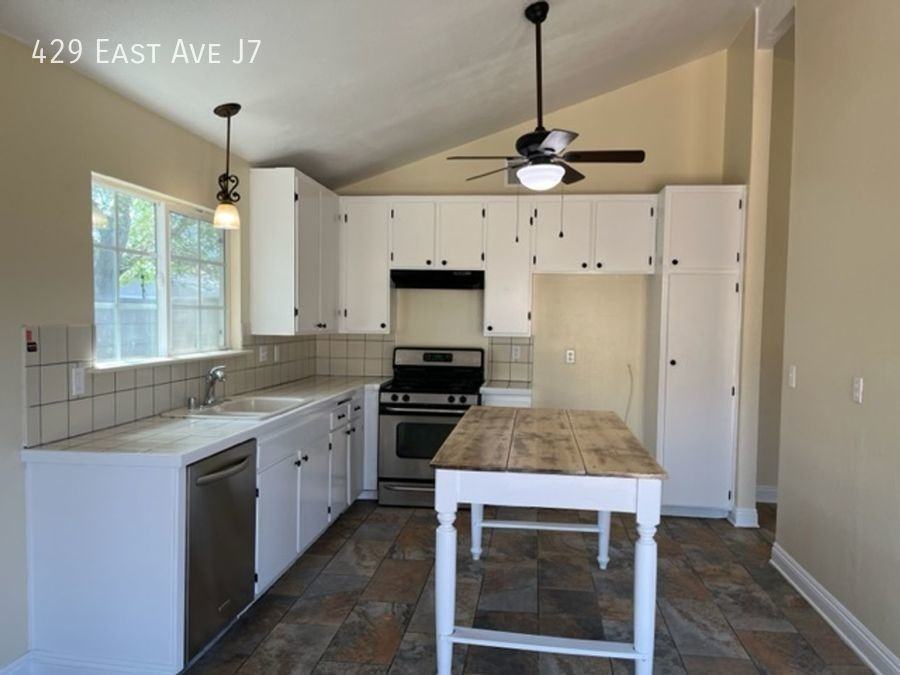 429 E Avenue J7 - Photo 3 of 26