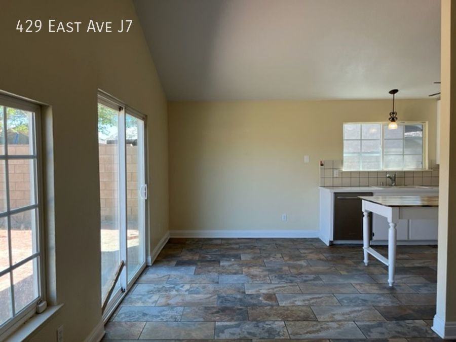 429 E Avenue J7 - Photo 4 of 26