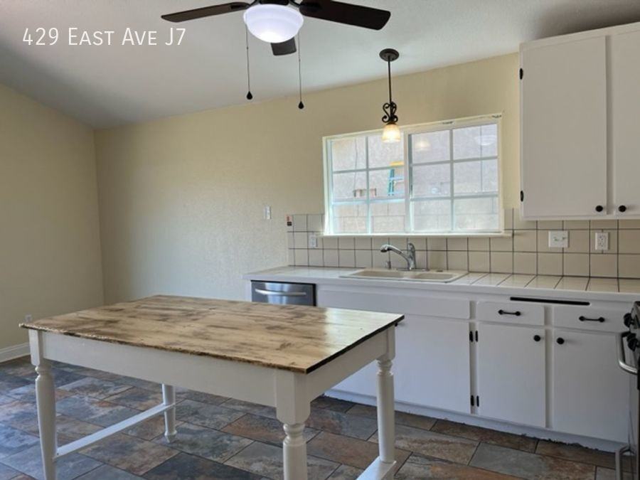 429 E Avenue J7 - Photo 5 of 26