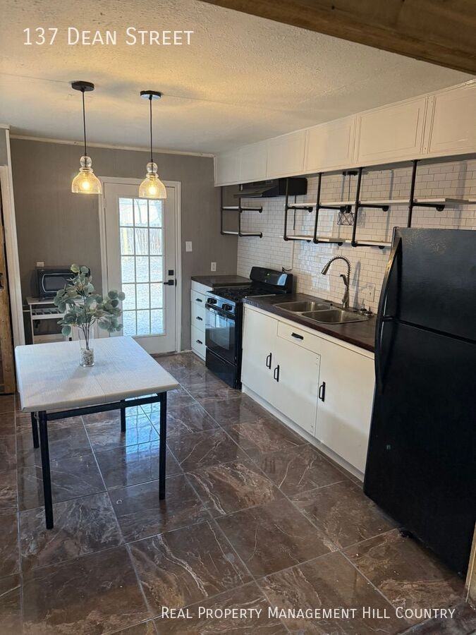 137 Dean St - Photo 4 of 15