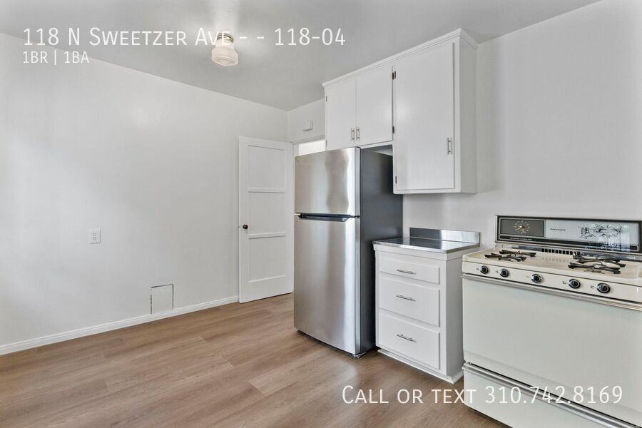 118 N Sweetzer Ave #118-04 - Photo 3 of 12