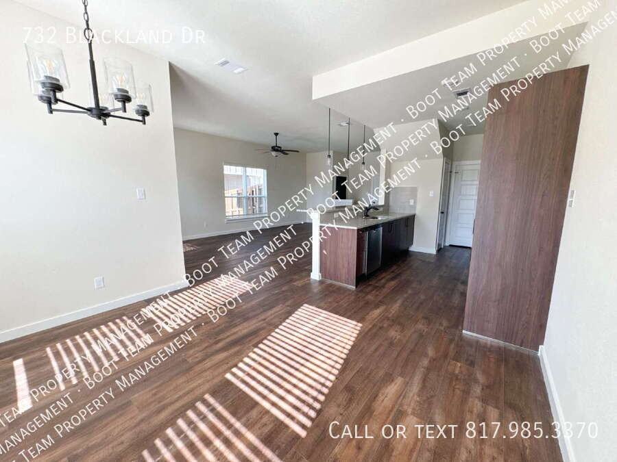 732 Blackland Dr - Photo 6 of 33