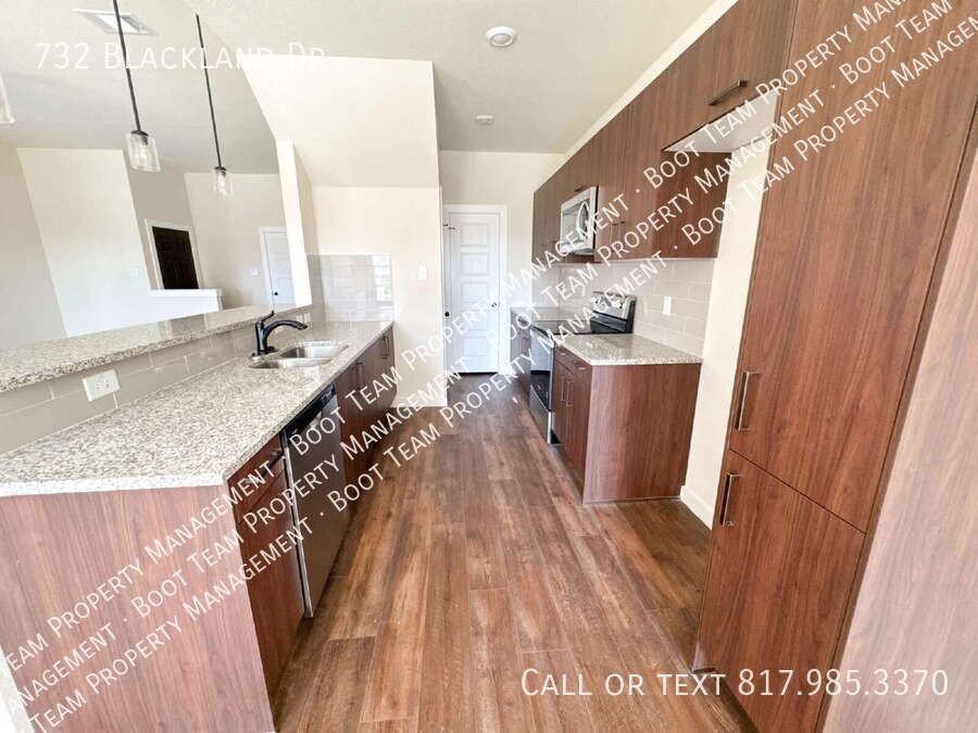 732 Blackland Dr - Photo 7 of 33