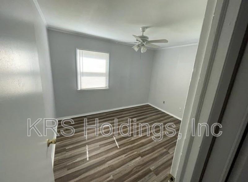 1301 Grimes Rd - Photo 5 of 15