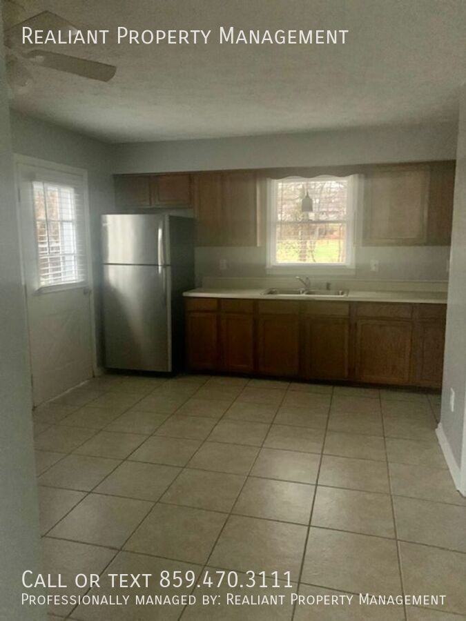 215 Green St - Photo 6 of 14