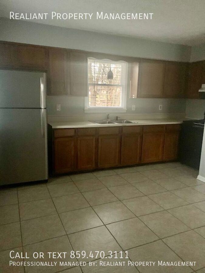 215 Green St - Photo 7 of 14