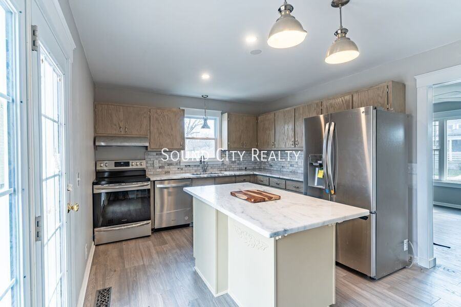 2410 Albion St - Photo 3 of 21