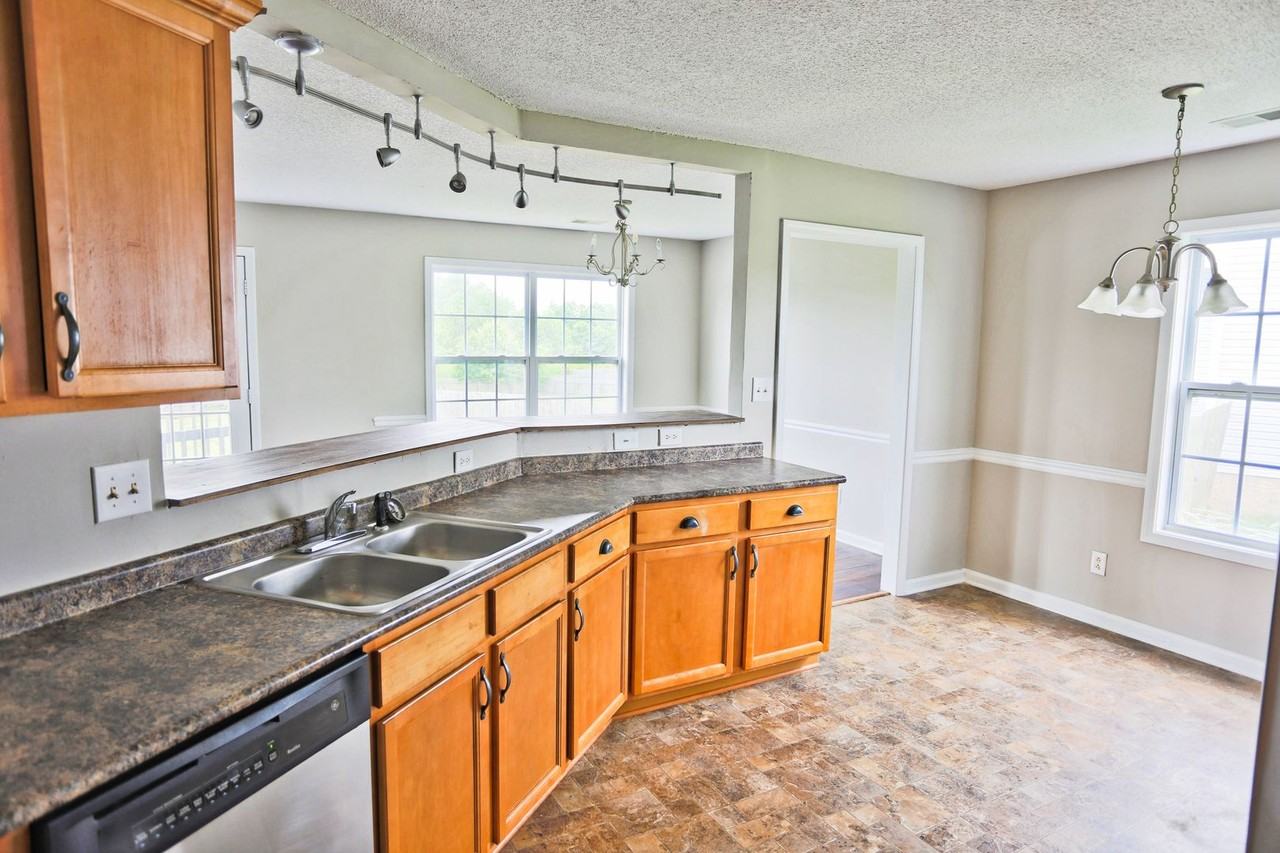 1276 Archwood Dr - Photo 6 of 21