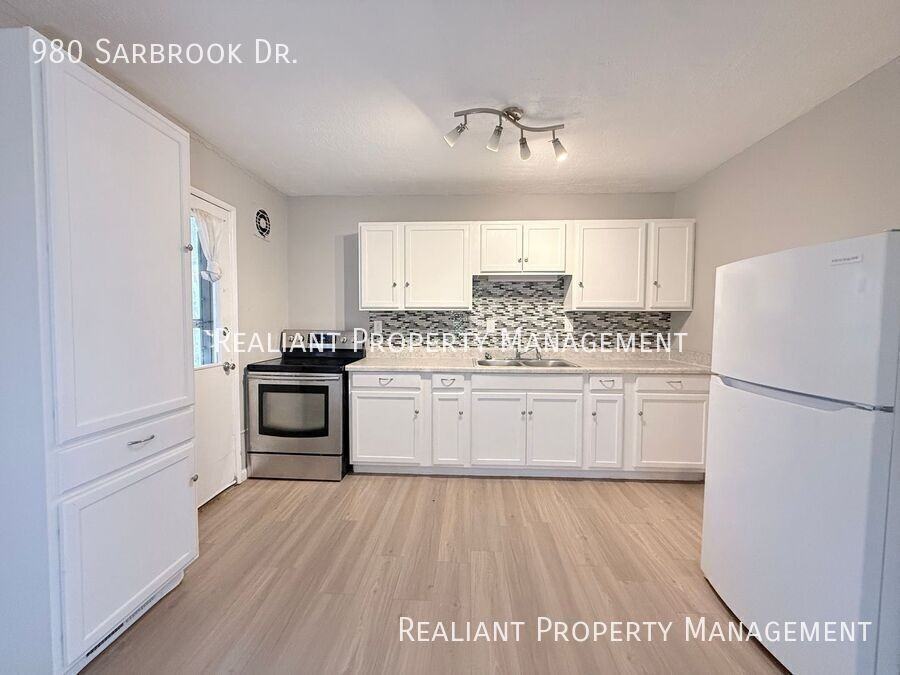 980 Sarbrook Dr - Photo 6 of 18