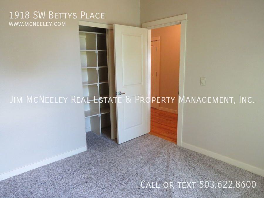 1918 Sw Bettys Pl - Photo 6 of 40