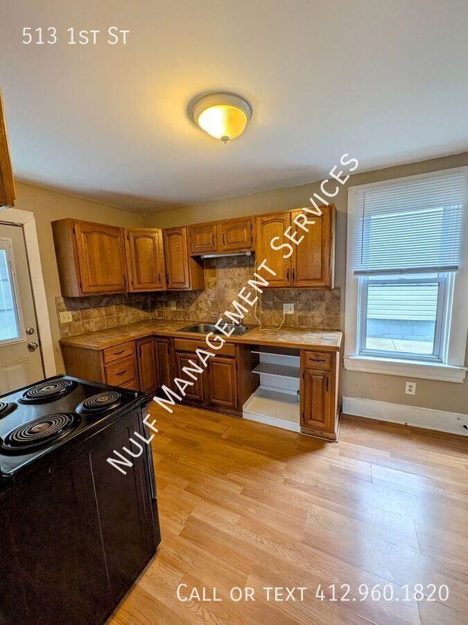 513 1st St - Photo 5 of 8