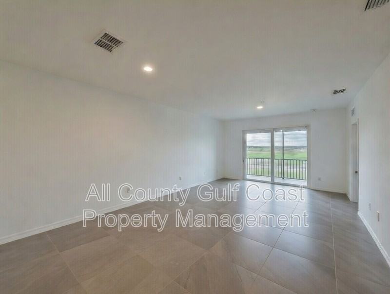 19140 Scallop Loop #403 - Photo 3 of 20