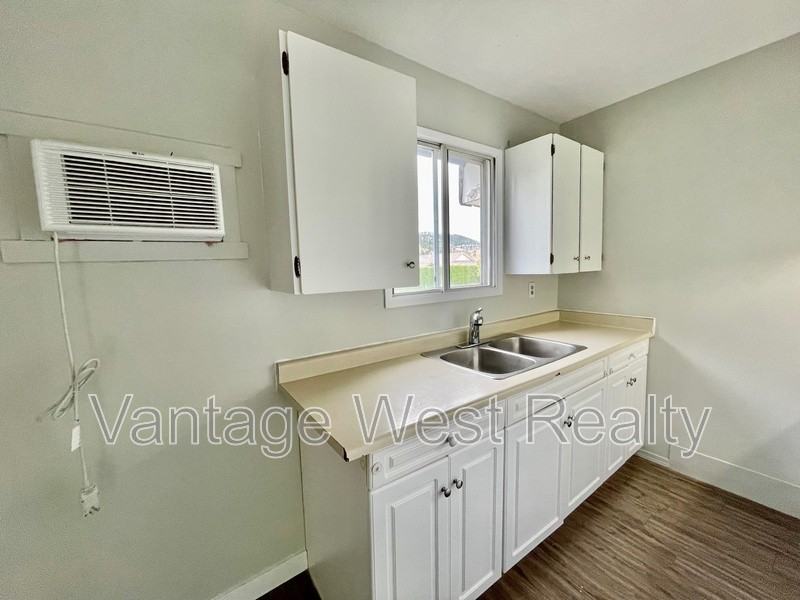 404 Hein Rd - Photo 3 of 25