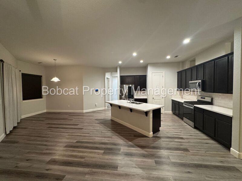 925 Cranfield Ct - Photo 4 of 42