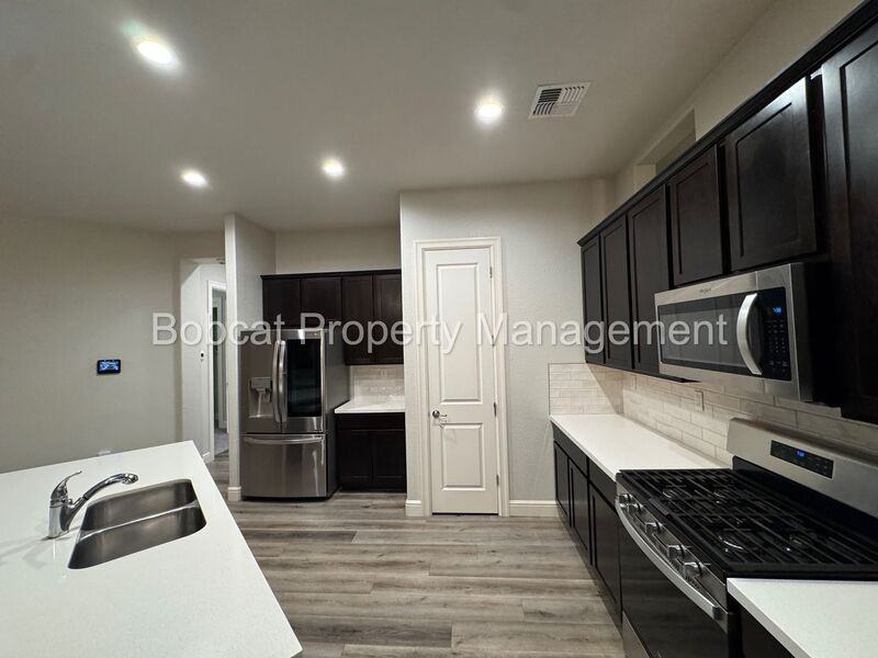 925 Cranfield Ct - Photo 7 of 42