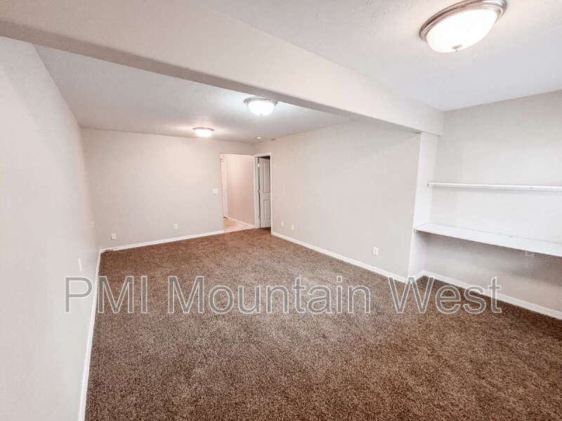 208 Lyman Ln - Photo 3 of 28