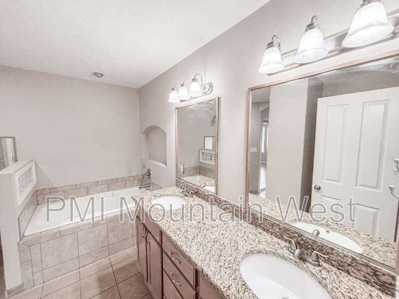 208 Lyman Ln - Photo 7 of 28