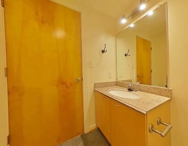 1011 W Marshall St #207 - Photo 7 of 8