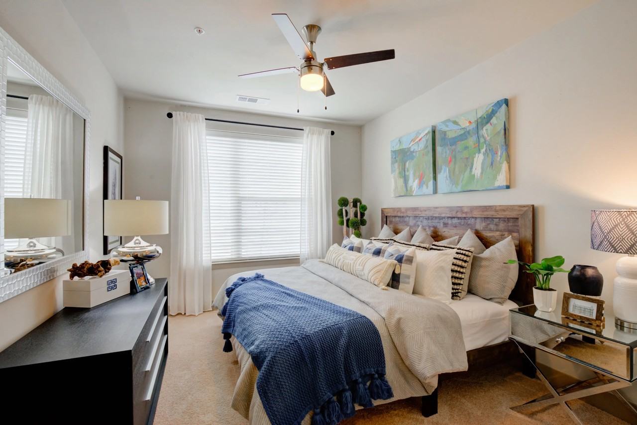 2913 E 17th St - Photo 3 of 35