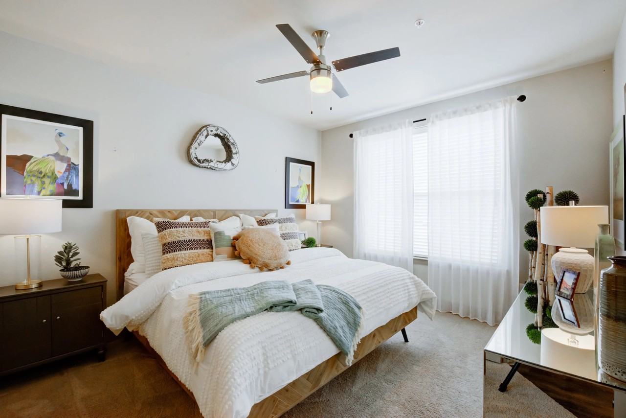 2913 E 17th St - Photo 6 of 35