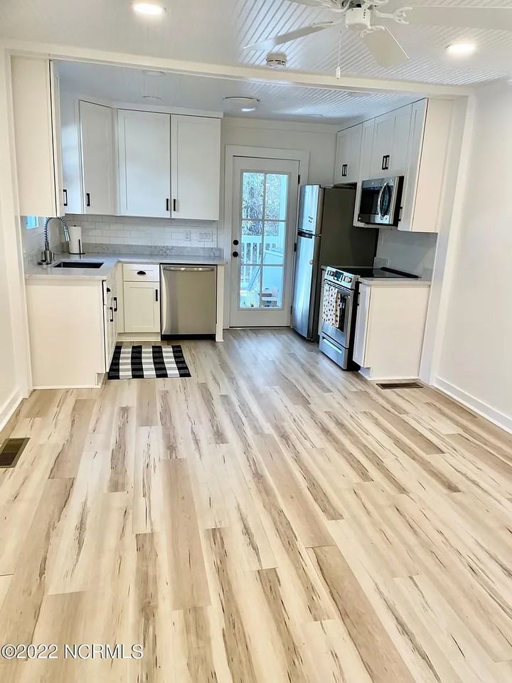 880 N Ashe St #B - Photo 5 of 14