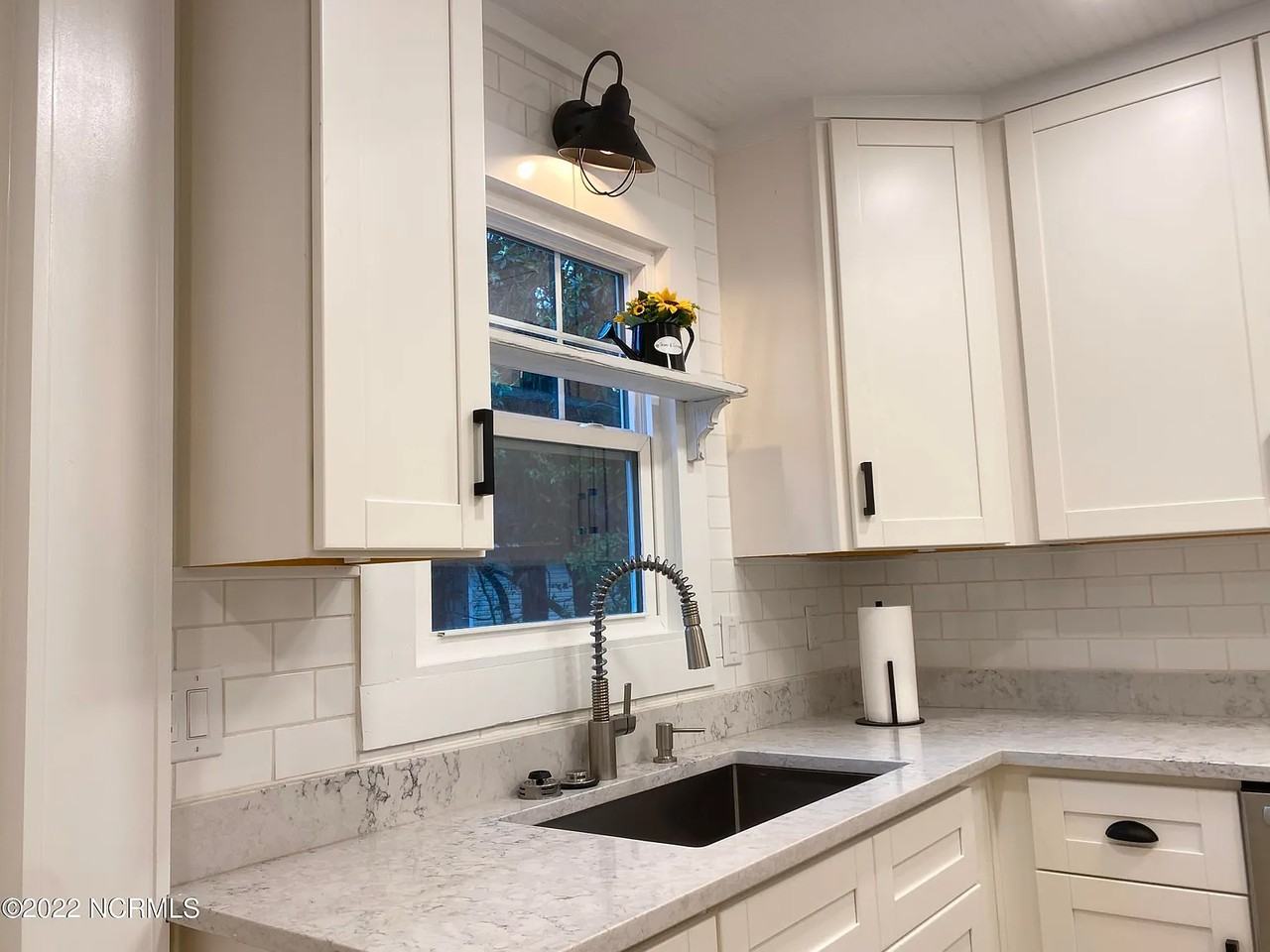 880 N Ashe St #B - Photo 6 of 14