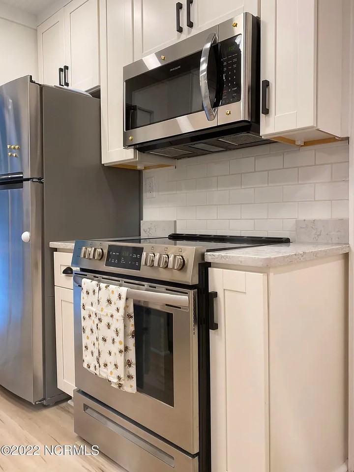 880 N Ashe St #B - Photo 7 of 14