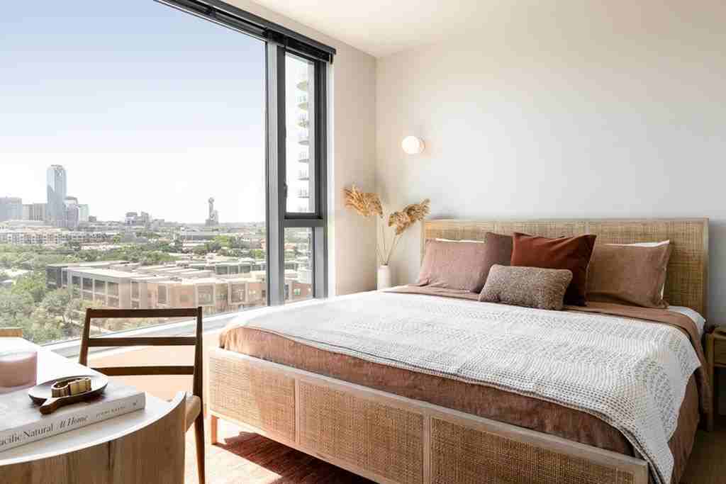 1932 Hi Line Dr - Photo 4 of 27