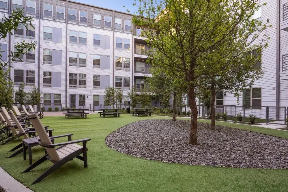 2925 Lucas Dr - Photo 7 of 28