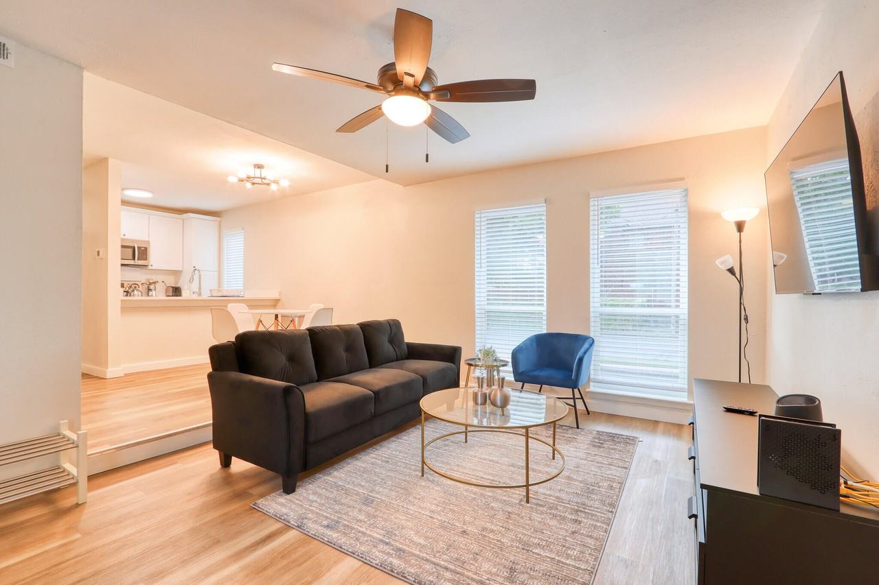 4426 Gilbert Ave - Photo 4 of 34