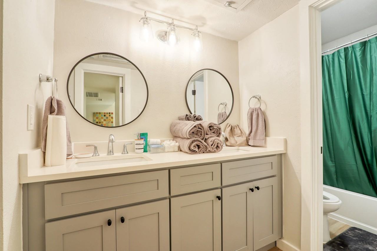 4426 Gilbert Ave - Photo 5 of 34