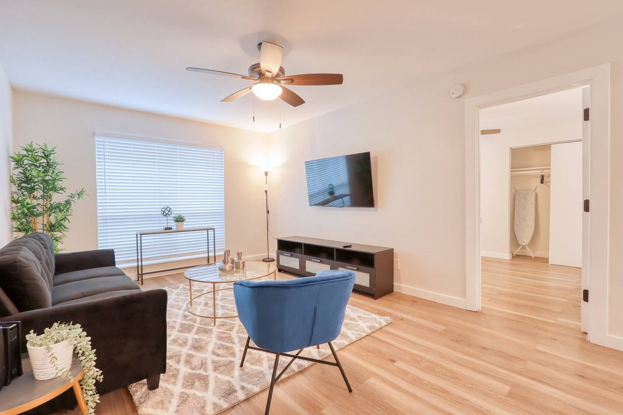 4426 Gilbert Ave - Photo 6 of 34