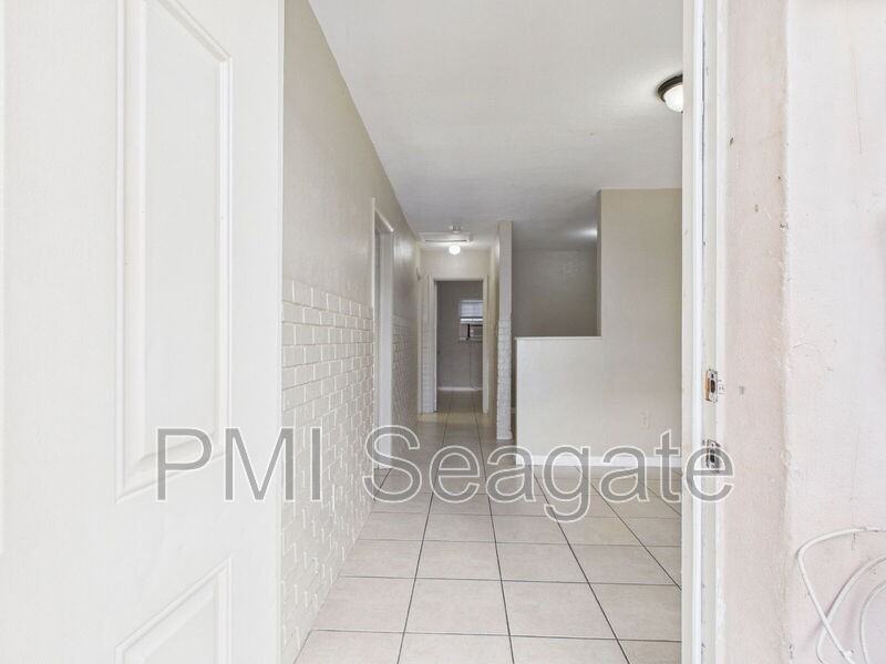 2711 Nw 1st St #1 - Photo 3 of 16