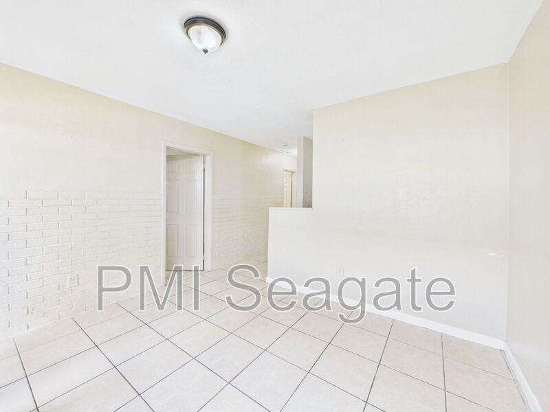 2711 Nw 1st St #1 - Photo 4 of 16